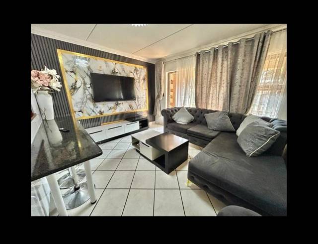 2 BEDROOM TOWNHOUSE FOR SALE IN EVELEIGH